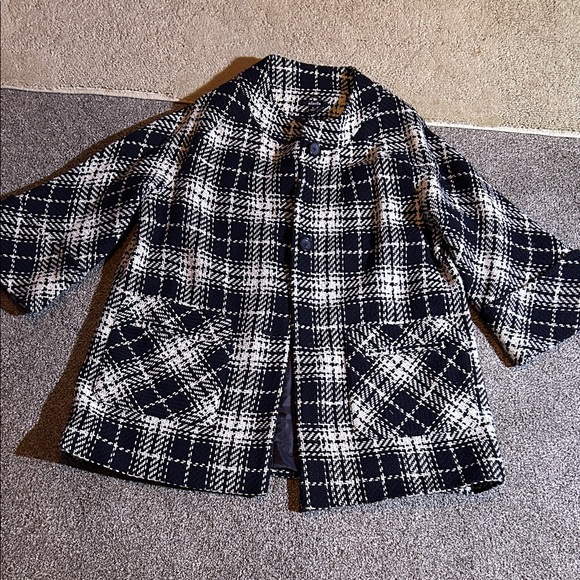 Elegant Black and White Plaid Women's coat - Picture 3 of 9